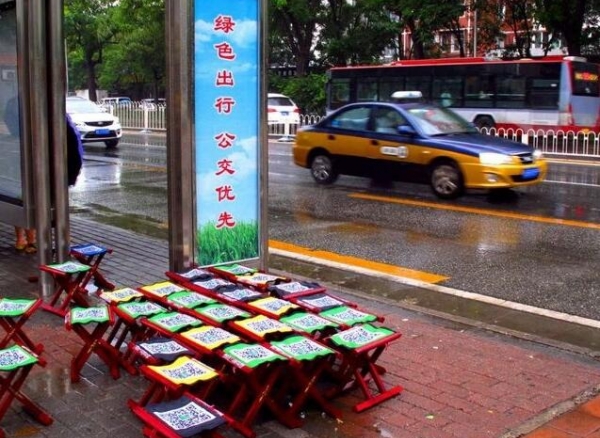 共享馬扎驚現(xiàn)北京街頭，大雨澆不滅的自信